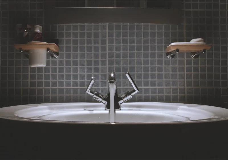 Lavabo et robinet dans une salle de bain