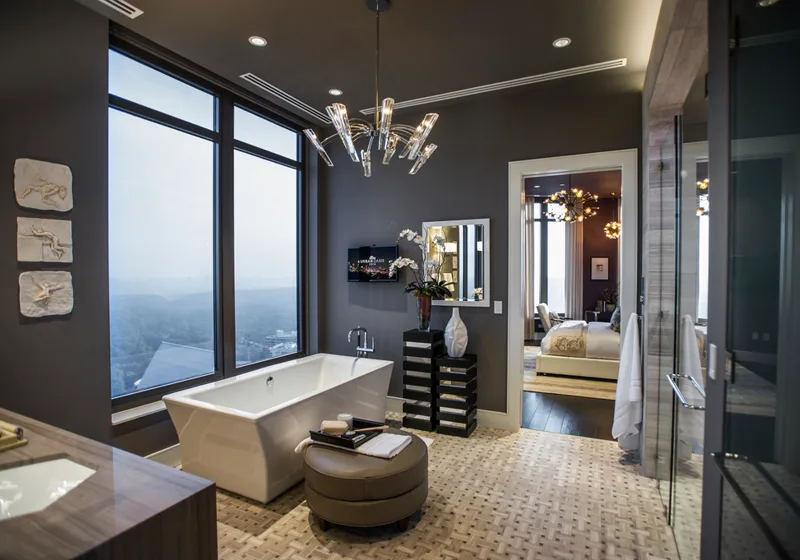 Salle de bain rénovée avec baignoire îlot